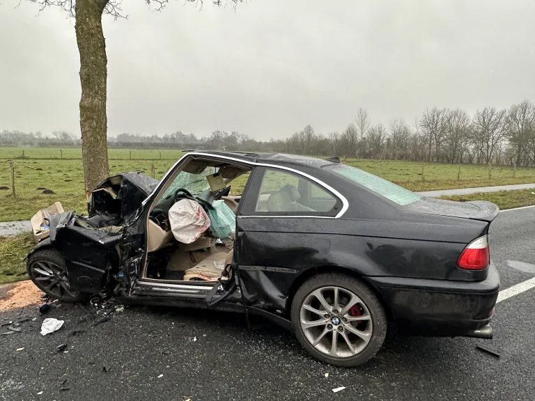 Essel – Ein Schwerverletzter nach Verkehrsunfall – PKW prallt gegen Baum