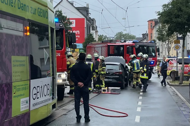Essen-Altendorf - Kollision zwischen Straßenbahn und einem PKW