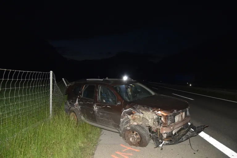 Domat/Ems GR - Lenker flüchtet nach selbstverschuldetem Unfall