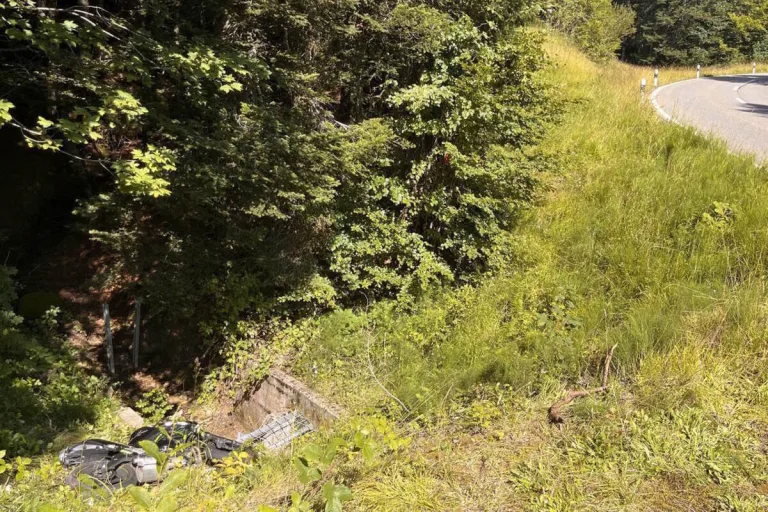 Ennetbühl SG - Rega fliegt Motorradfahrer nach Unfall ins Spital 