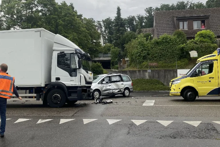 Therwil BL - Heftige Kollision zwischen Auto und Lastwagen