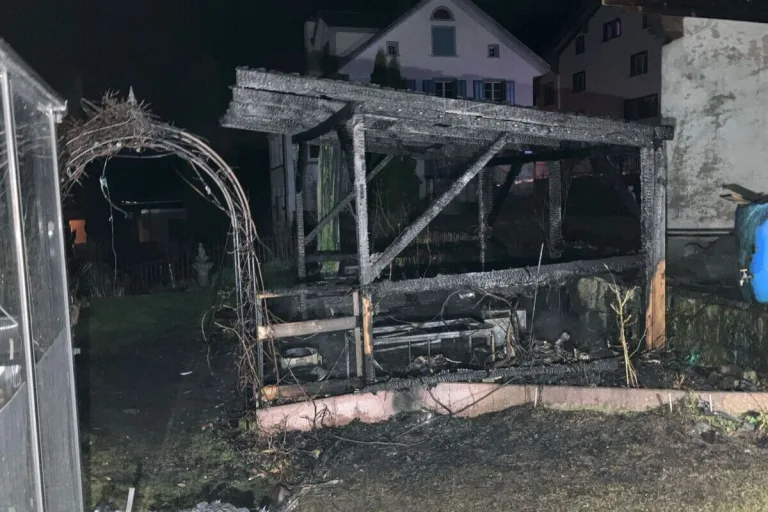 Rüti GL - Gartenunterstand brannte