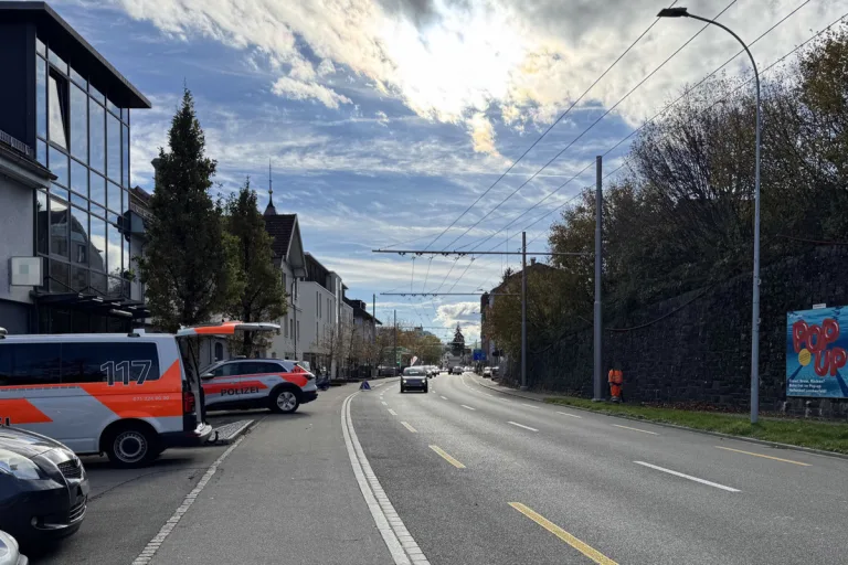 Unfall in St.Gallen – Autofahrer übersieht Frau beim Rückwärtsfahren