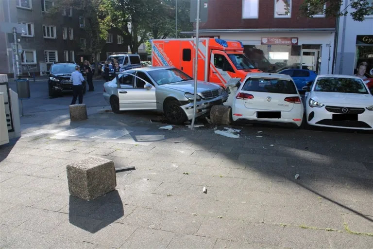 Neudorf  - Auto kracht gegen geparkte Fahrzeuge, Stromkästen und Verkehrsschild