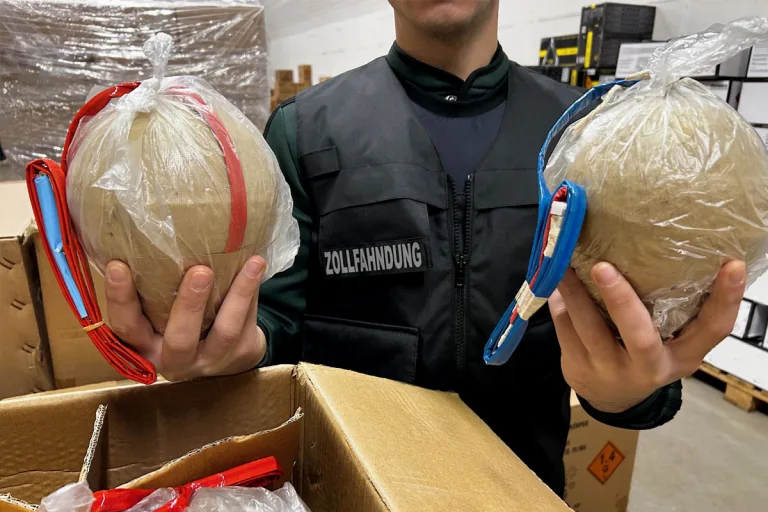 Günzburg – Zoll stellt hochgefährliche Kugelbomben sicher
