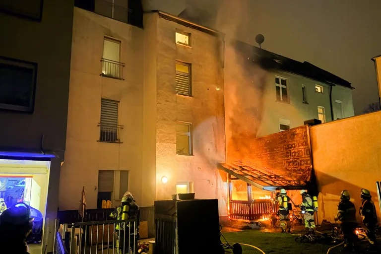 Essen NW – Fassadenbrand breitet sich auf Dachgeschoss aus