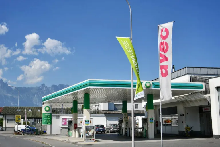 Buchs SG – Mann bei Tankstelle vorsätzlich mit Auto erfasst und verletzt