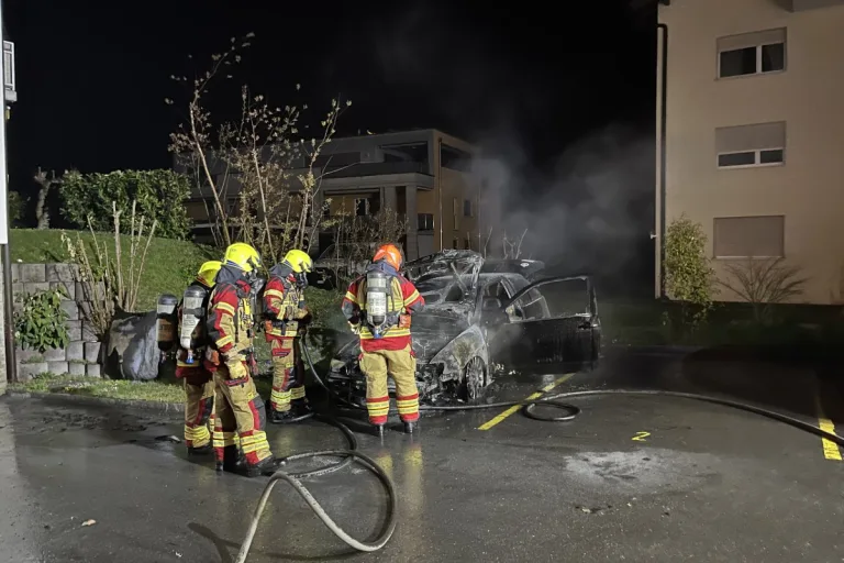  Grabs SG - Auto gerät in Brand - war es Brandstiftung?