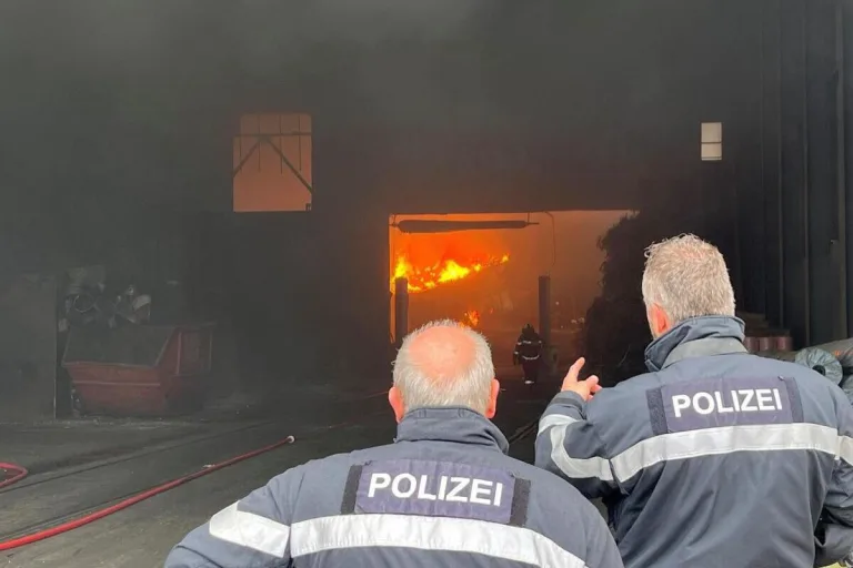 Regensdorf ZH - Rund 70 Mitarbeiter wegen Brand evakuiert