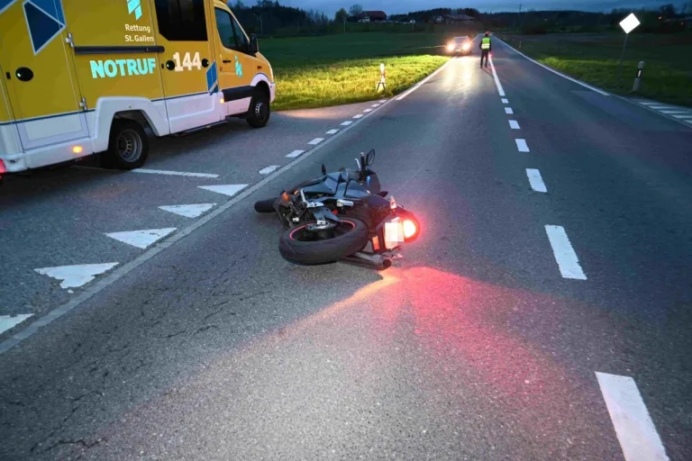 Arnegg SG - Motorradfahrer ohne passenden Fahrausweis nach Selbstunfall leicht verletzt