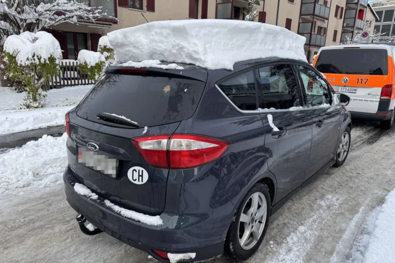 St.Gallen – 12 Verkehrsteilnehmende wegen Schnee auf Fahrzeug angezeigt