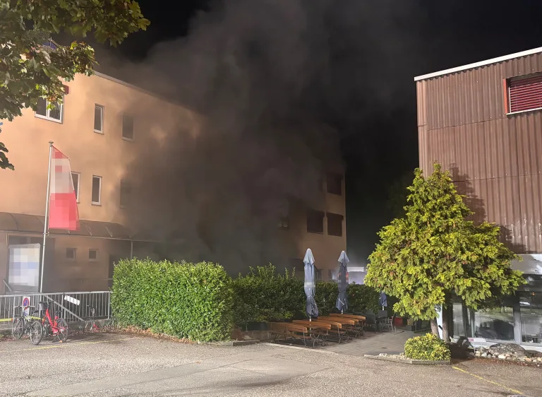 Allschwil BL – Nächtlicher Brand in Wohn- und Geschäftshaus