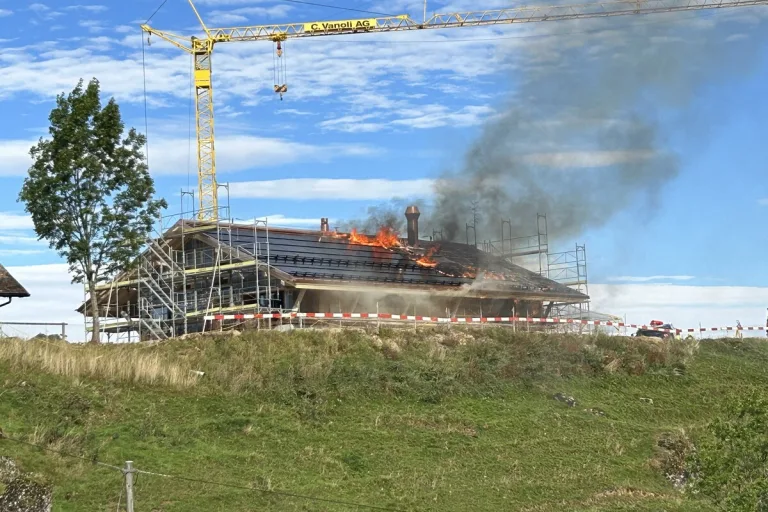 Alp Ruodisegg SZ - Gebäude nach Brand stark beschädigt 