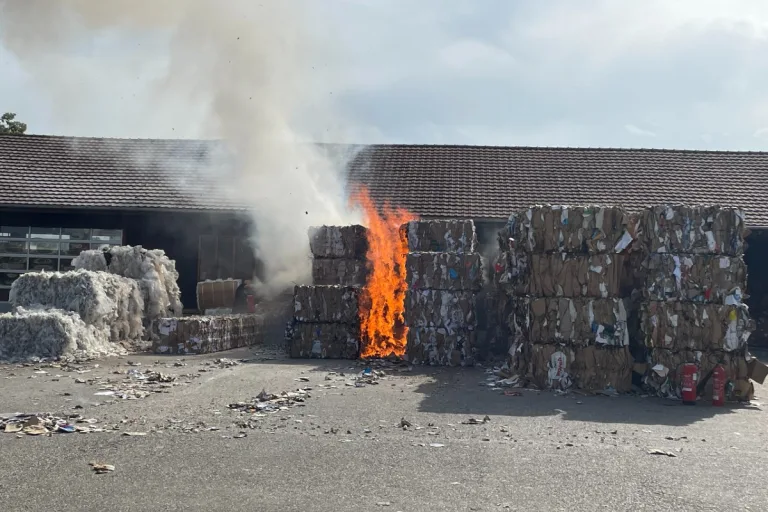 Feuerwehreinsatz in Zofingen AG - Starke Rauchentwicklung bei Brand in Recycling-Center