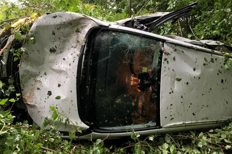 Full AG – Bei Selbstunfall im Tobel gelandet