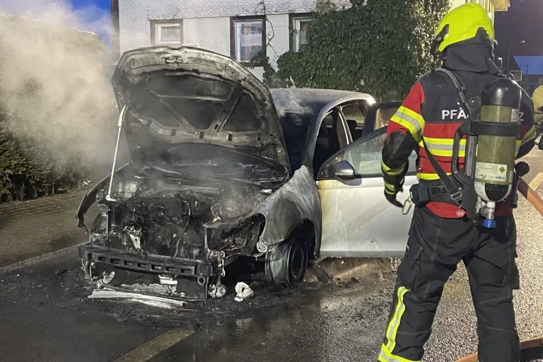 Bäch SZ - Brand im Motorenraum während der Fahrt 