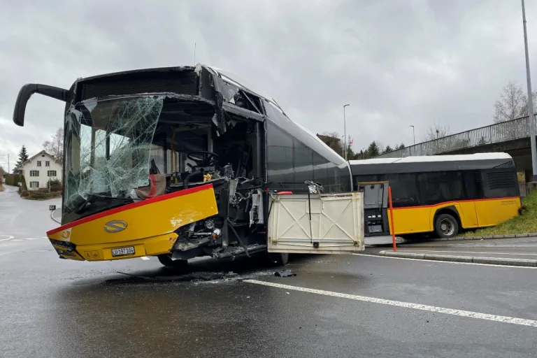 Moosleerau AG - Postauto verunfallt - Fahrer und drei Fahrgäste verletzt