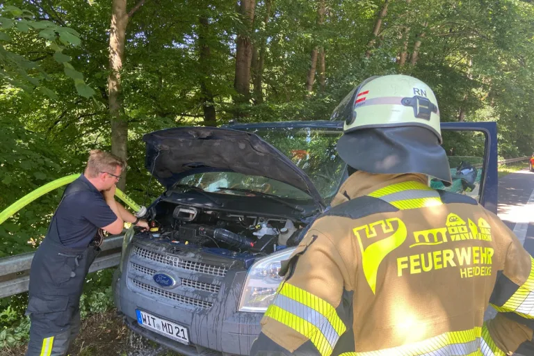 Herdecke – Schwelbrand im Motorraum – Autofahrer gefährdet Einsatzkräfte
