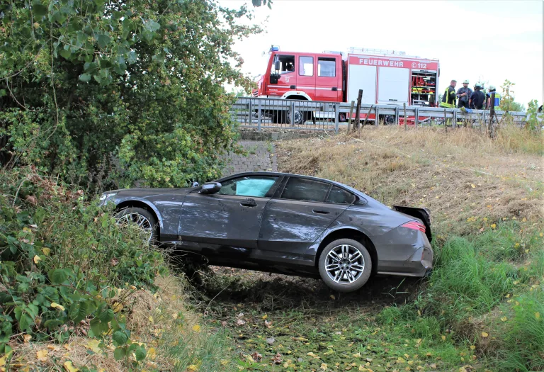 Grefrath – Autofahrer landet im Graben und flüchtet zu Fuß