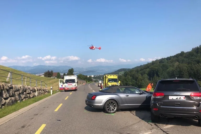 Feusisberg SZ – Sechs Verletzte nach Verkehrsunfall mit vier beteiligten Personenwagen