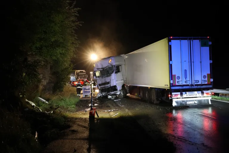 Weißkirchen in Steiermark – Lkw kracht bei Unfall gegen Felsen