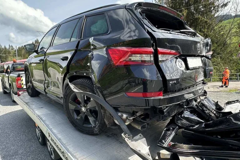 Hundwil AR - Auto mit einer Zugskomposition kollidiert