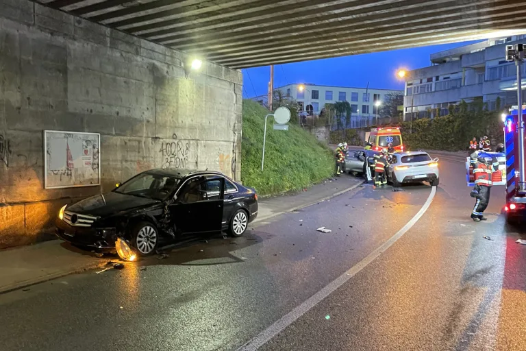 Burgdorf BE - Schwere Frontalkollision fordert vier Verletzte 