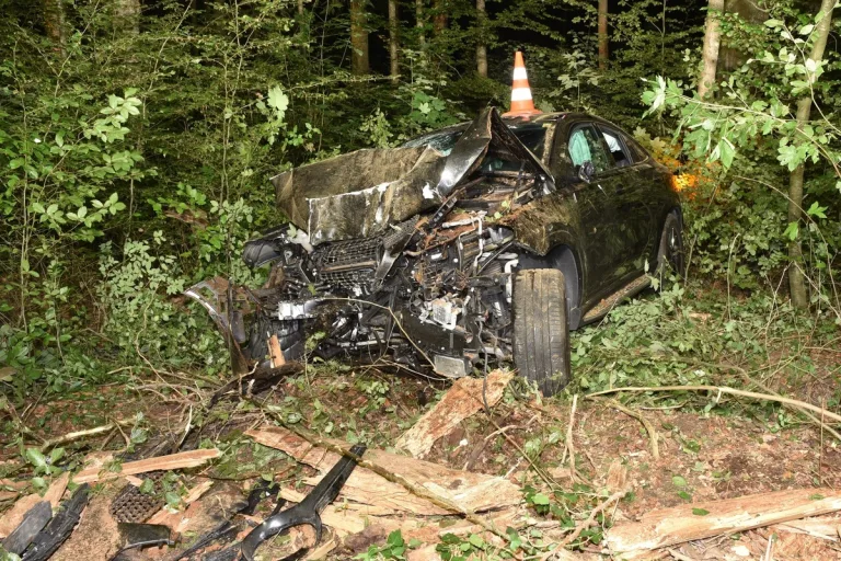 Heftiger Unfall in Schlieren ZH - Mit zwei Bäumen kollidiert 