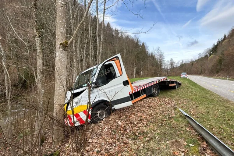 Unfall in Mümliswil SO – Lieferwagen mit Anhänger prallt in Baum