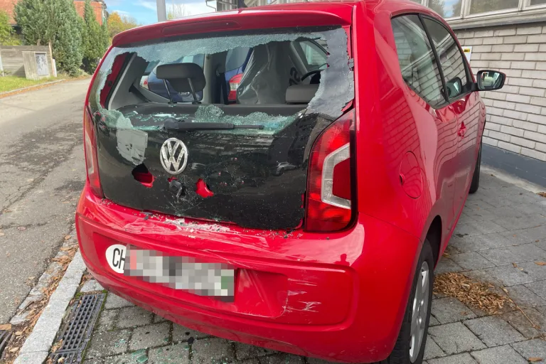 St.Gallen - Parkierter Lieferwagen rollt weg und richtet viel Sachschaden an 