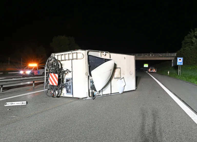 A2 Dagmersellen LU – Wohnmobil kippt bei Unfall um