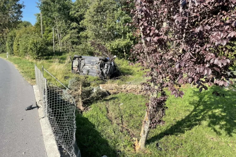 Torny-le-Grand FR - Ein Auto kippt bei einem Verkehrsunfall auf die Seite