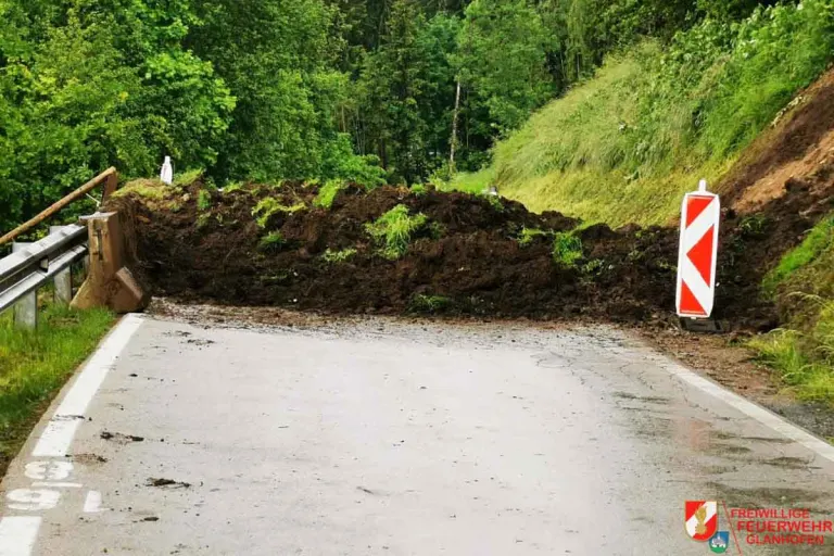 Elementarereignis in St. Nikolai - Hangrutschung verlegt komplette Fahrbahn 