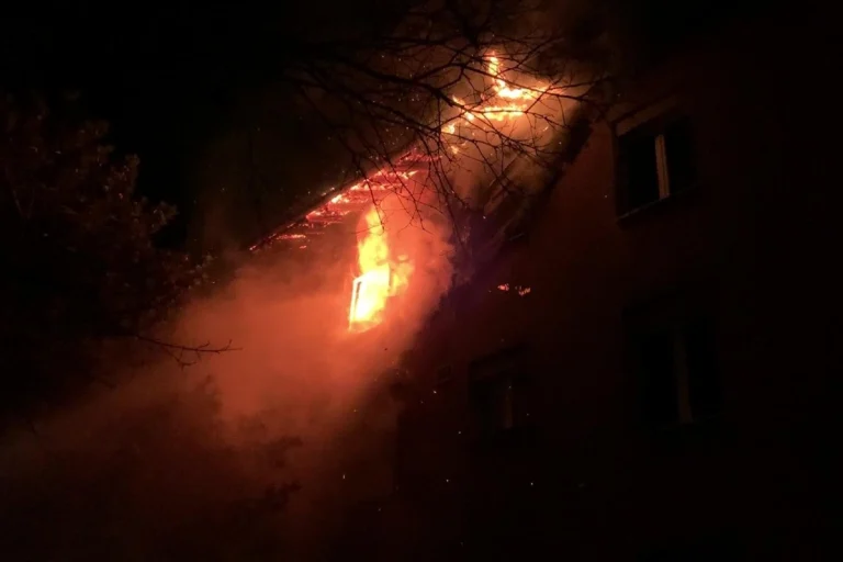 Buchs ZH - Grosser Sachschaden nach Brand in Mehrfamilienhaus