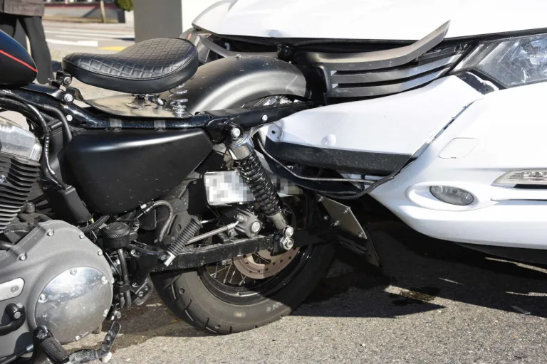 Kaltbrunn SG – Auto kollidiert mit Motorrad 