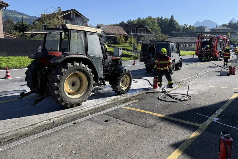 Goldau SZ – Traktor in Brand geraten
