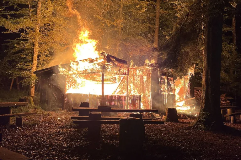 Halten SO – Waldhütte durch Brand zerstört