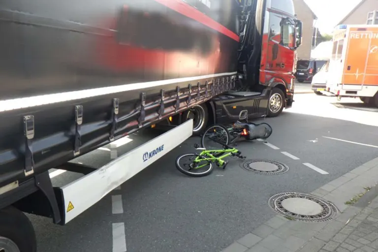 Goch - Mann vor den Augen seines Sohnes von LKW erfasst - Kind unter Schock!