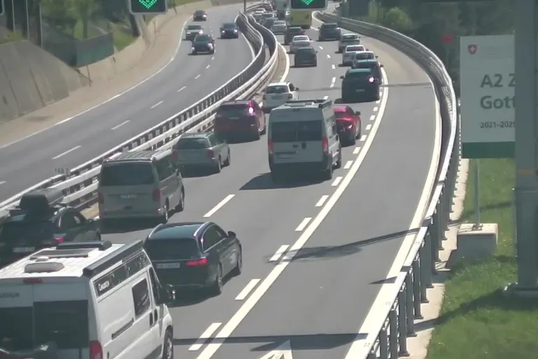 Wassen UR  - Autobahn A2 wegen Klima-Festkleber gesperrt