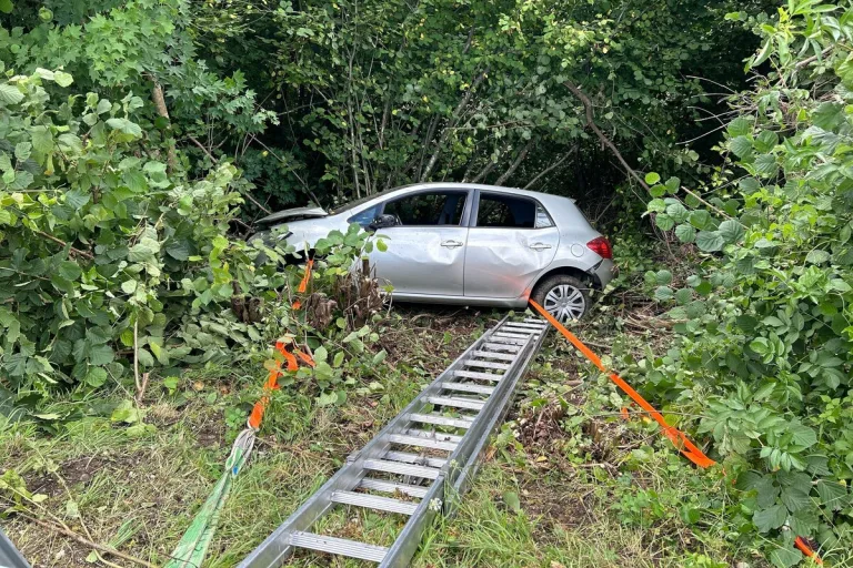 Mettau AG - Am Steuer eingeschlafen und in einer Böschung gelandet