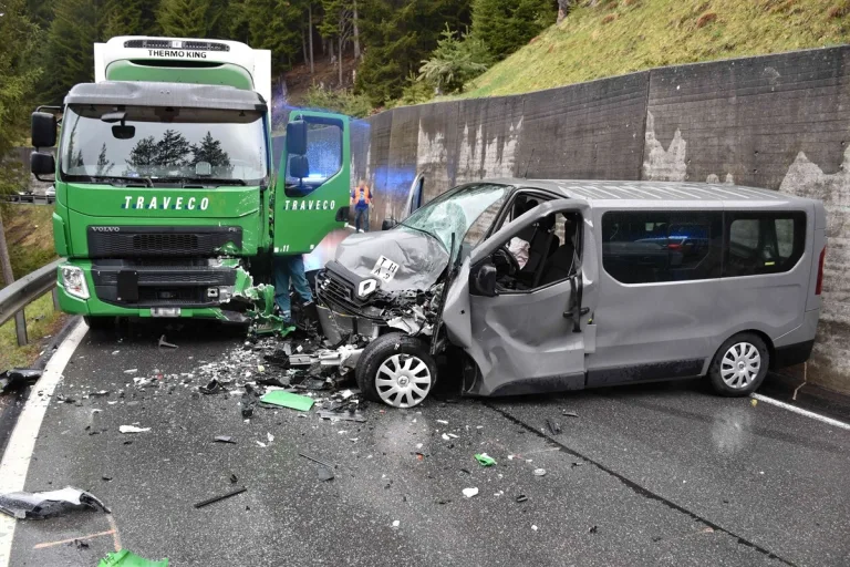 Davos Wiesen GR - Heftige Frontalkollision zwischen Fahrzeug und Lastwagen