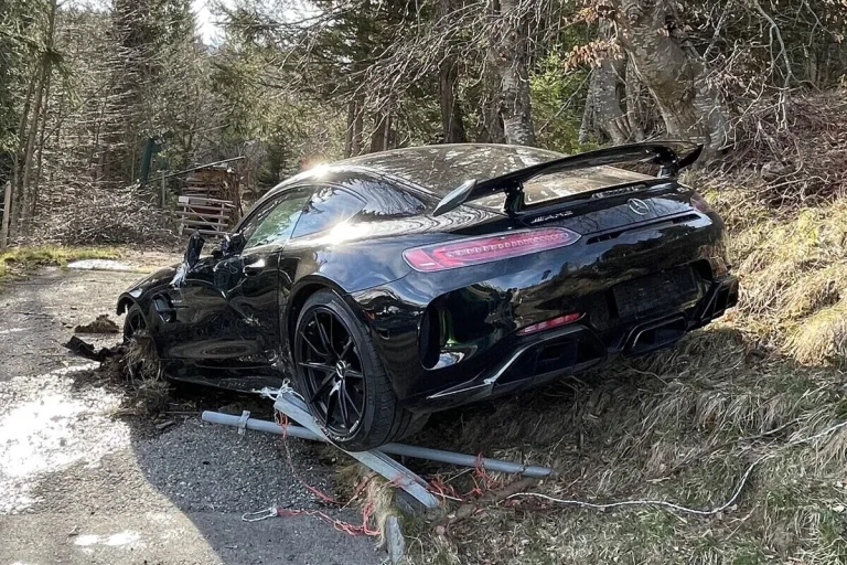Unfall in Urnäsch AR – Auto in Böschung gekracht
