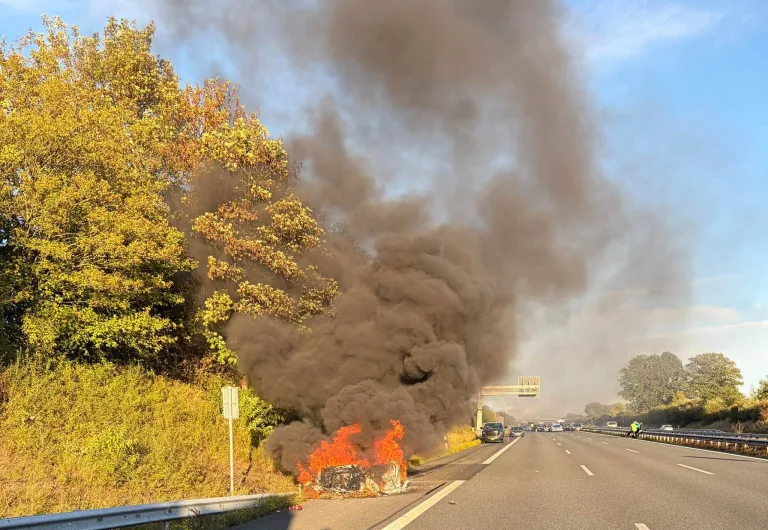 Oyten – Corvette brennt auf A1 vollständig aus