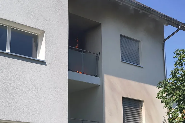 Oberkulm AG – Brand auf Balkon durch Tiefkühlgerät