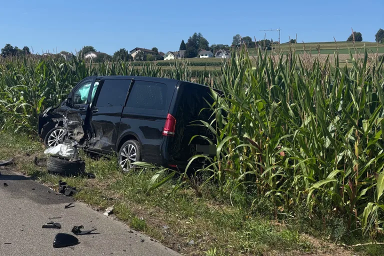 Unfall in Dürrenäsch AG – Frontalkollision auf Gegenfahrbahn