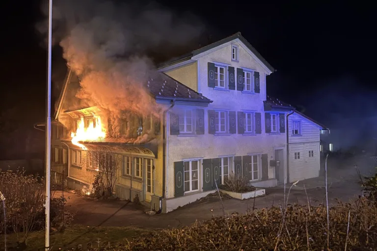 Arnegg SG - Verkehrsbehinderung wegen Brand in Wohnhaus