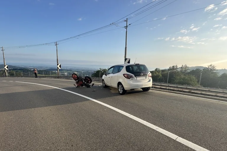 Speicher AR - Motorradlenker (16) prallt gegen Auto