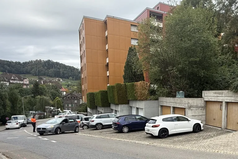 Herisau AR – Drei Autos bei ungewöhnlichem Unfall beschädigt