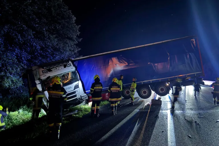 A9 Wagna ST – Lkw prallt bei Unfall gegen Betonwand