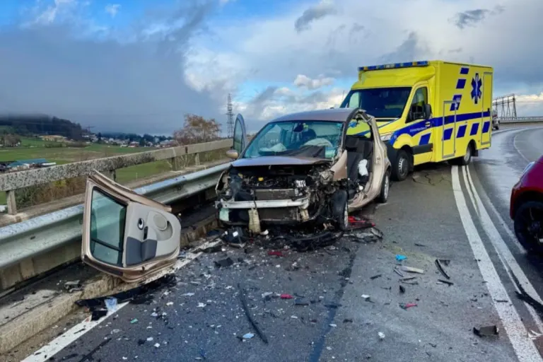 Pieterlen BE – Zwei Lenkerinnen bei Unfall verletzt